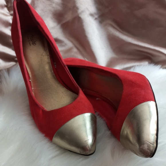 Red Heels with Gold Tips - Picture 14 of 14
